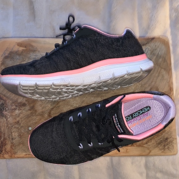 Woman’s Skechers memory foam - Picture 4 of 7